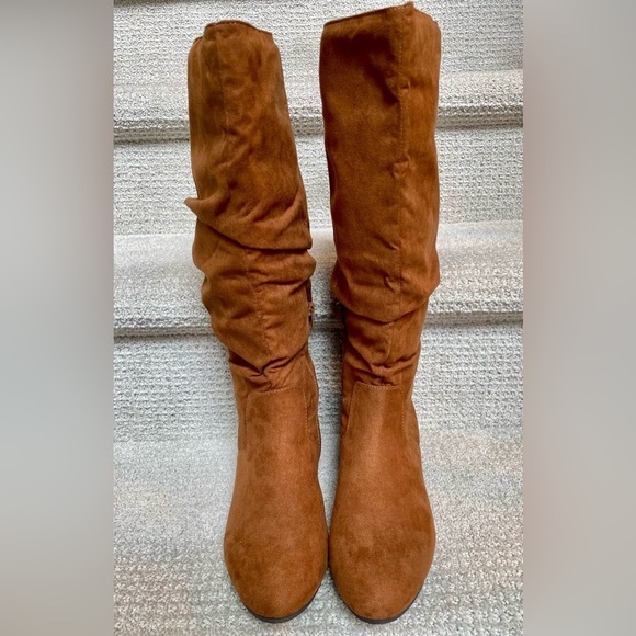 NWT SO Dill Cognac Slouch Top Soft Rounded Toe Stitch Detail Zip Fashion Boots - Picture 6 of 7